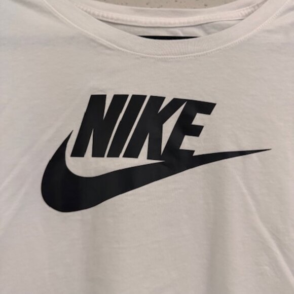 Camiseta Nike Blanca con Logo Negro (Nike White Tee with Black Logo) - Picture 2 of 5